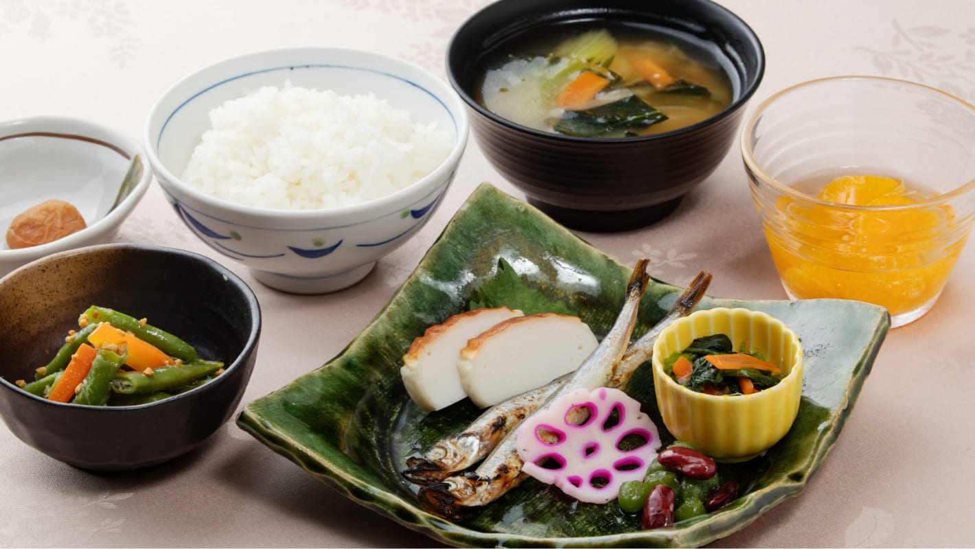 朝食A（焼きししゃもと、焼き蒲鉾）
